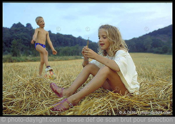 petite fille et garon dans un champ - little girl and boy in a field